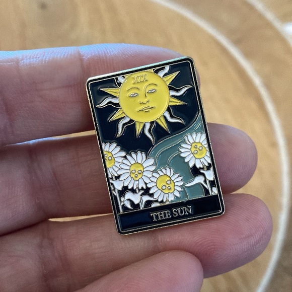 🔥7/$10 The Sun Tarot Enamel Pin NEW Sun daisies pinback - Picture 3 of 4